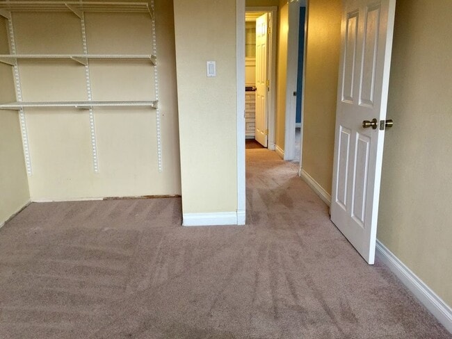 Building Photo - Escondido 3 Br Gated LOVELY Townhome 2 pat...