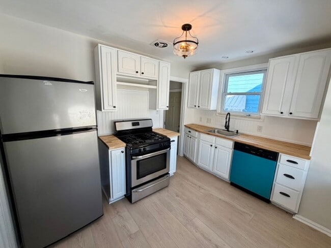 Building Photo - Three Bedroom Ranch home with a 1 and a half car garage. Section 8 Ready Very nice area. Call 313...