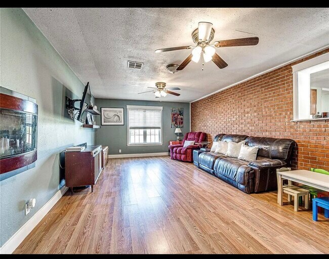 Building Photo - 1150 60th Ave NE