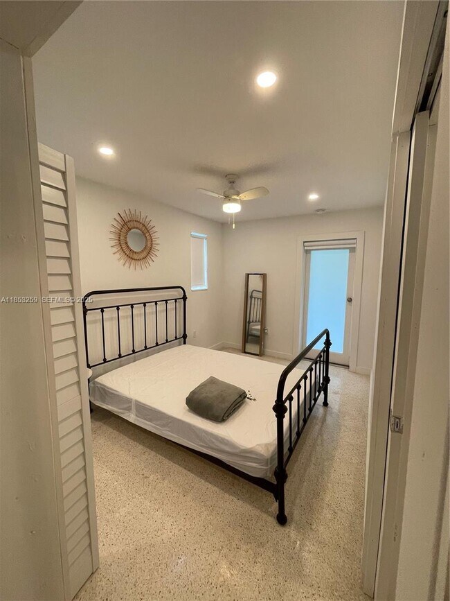 Building Photo - 1385 NE 105th St