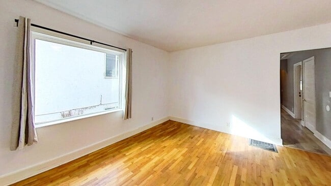 Building Photo - Large Home with Spiral Staircase in York Neighborhood!