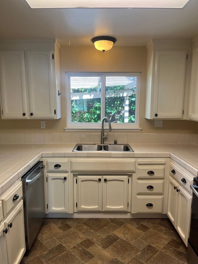 Building Photo - 1080 Maraschino Dr
