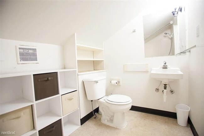 Building Photo - 910 Dewey Ave