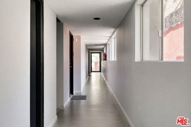 Building Photo - 2147 Beachwood Dr