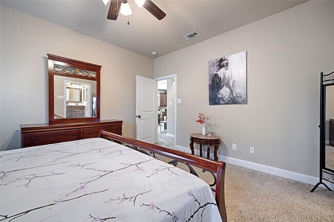 Building Photo - 640 Teakwood Dr
