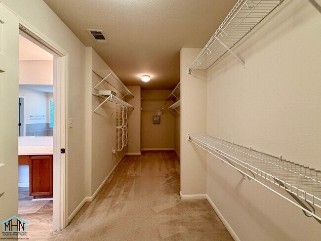 Building Photo - 518 Willow Grove Dr