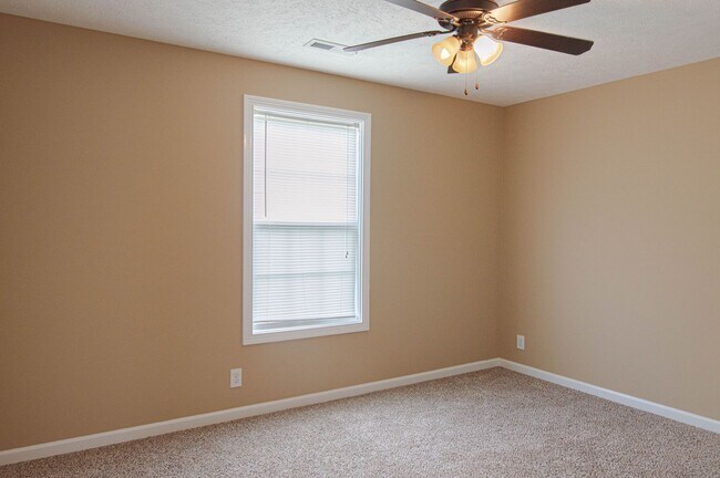Building Photo - Pet Friendly Three Bedroom with Bonus!