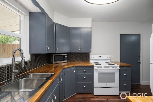Building Photo - Charming Home in Perfect Location!