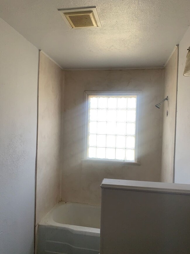 Building Photo - Located in Southlawn!!! 2 Bedrooms, 1 Bathroom with Carport Large Backyard with Shed