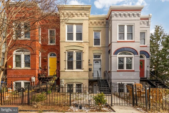 Building Photo - 1033 5th St NE