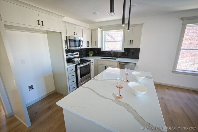 Building Photo - 112 W 2nd St