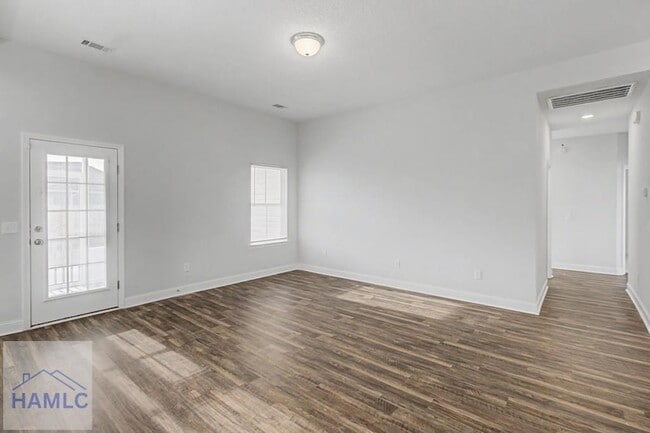 Building Photo - 20 Fuller Wy NE