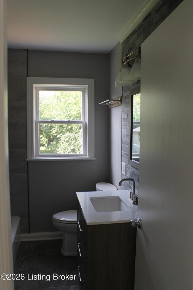 Building Photo - 528 Harris Pl