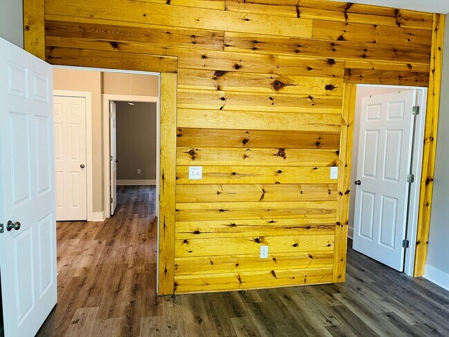 Building Photo - Beautifully renovated, 2 bed, 2 full bath,...