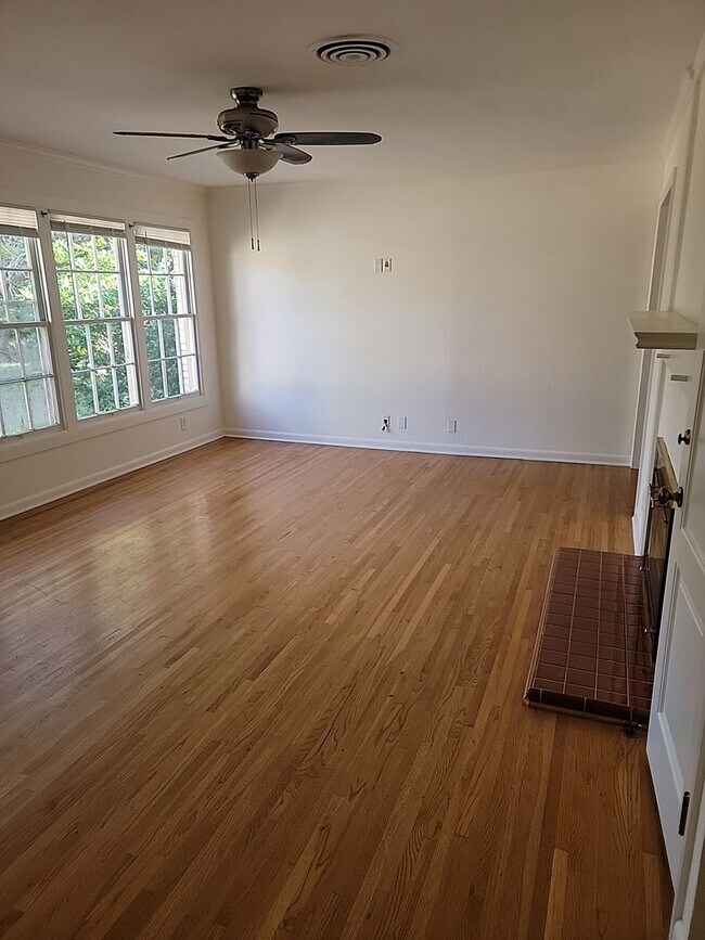 Building Photo - 3 bedroom 2 bathroom with 1 bedroom house in back