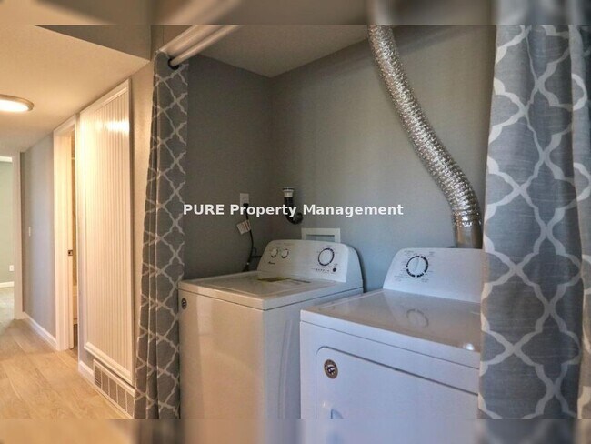 Building Photo - 3 Bedroom 2 Bath Condo in Golden