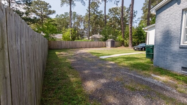 Building Photo - Solid brick duplex located in Forest Acres