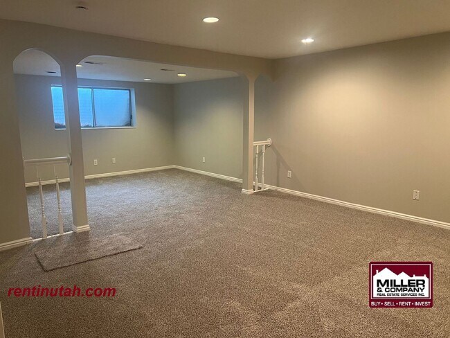 Building Photo - Beautiful newly remodeled home in Sandy Fo...