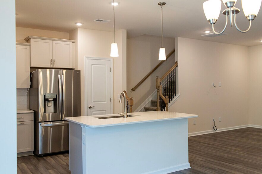 Building Photo - 400 White Oak Ridge Dr