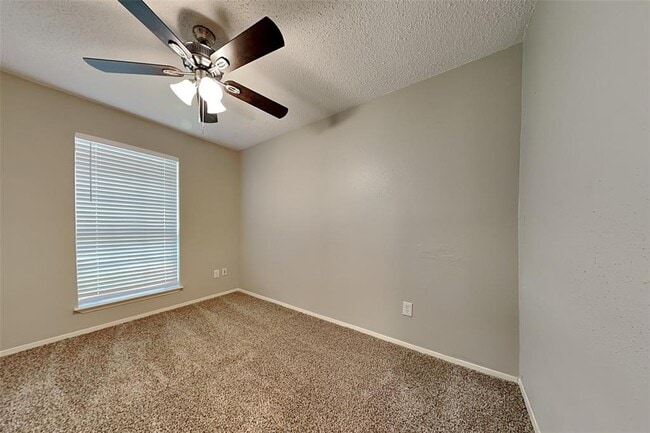 Building Photo - 18538 Spinney Ln