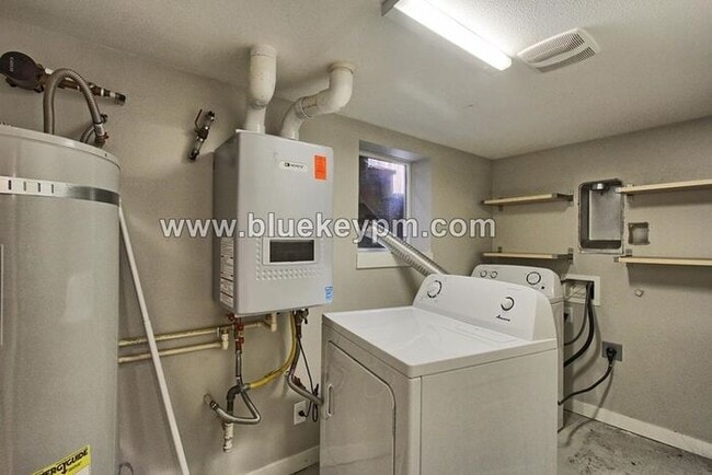 Building Photo - 2 Bed, 1 Bath Basement Apartment in Alberta Art Area of Portland