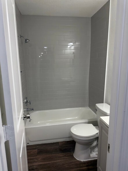 Building Photo - 3439 Gateway Dr