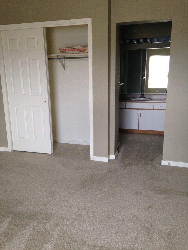 Building Photo - 3B/2.5B Boulder Townhome Close to Campus Available 8/1