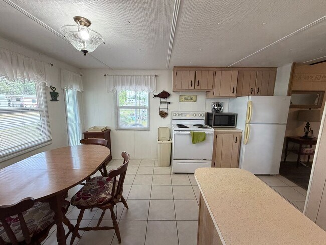 Building Photo - 4833 Royal Palm Dr