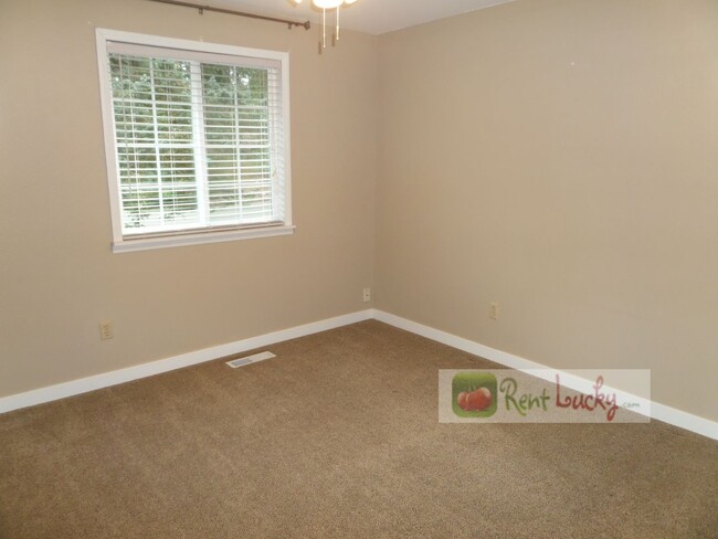 Building Photo - Stunning and LARGE Remodeled 3-Bedroom Hom...