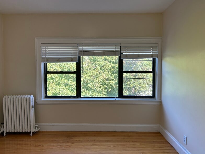 Building Photo - 1470 Beacon St