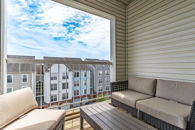 Building Photo - Top Floor Condo with Loft!