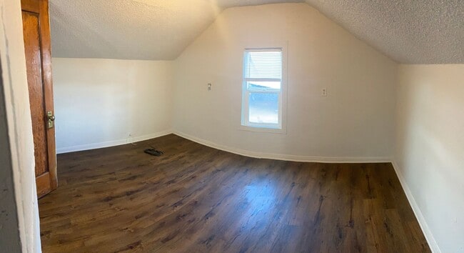 Building Photo - 3bed/1bath house on Homedale Rd.