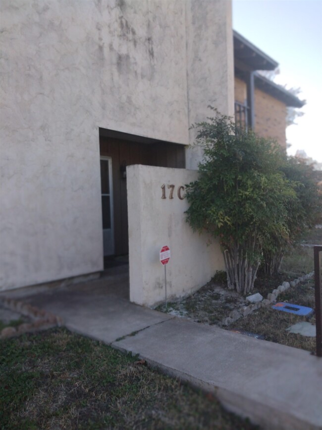 Primary Photo - 100 Royal Way Dr