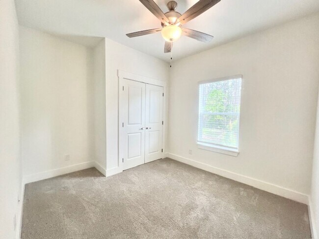 Building Photo - 107 Date Palm Ln