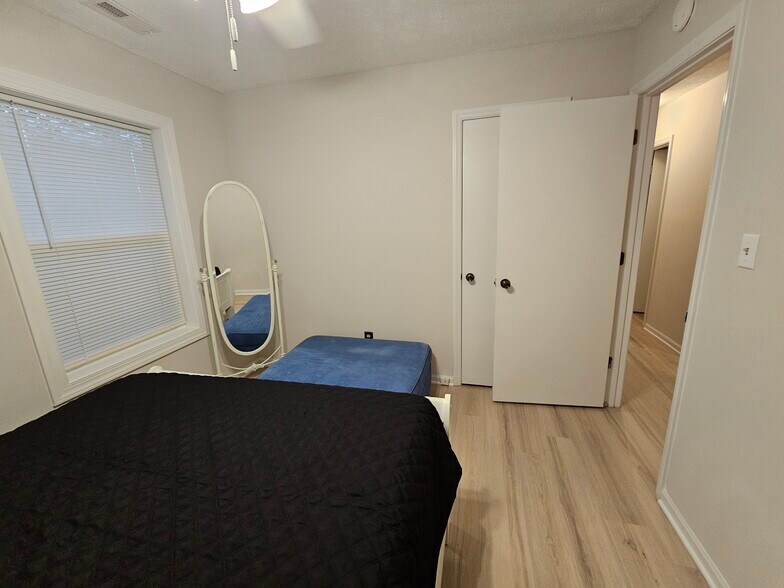 2nd bedroom with front window - 419 Rams Rd