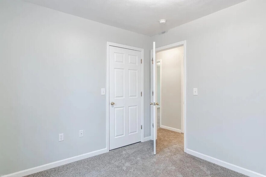 Office/guest room 2 - 650 Republic Rd