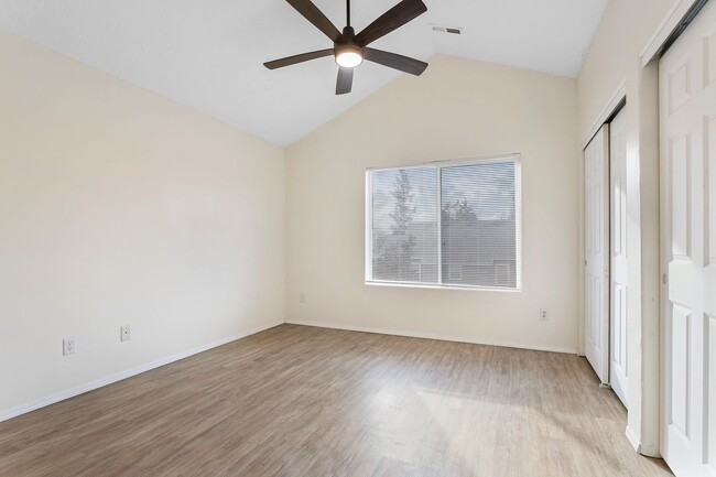 Building Photo - Large 3 bedroom 2.5 Bath Home! Tour Today!