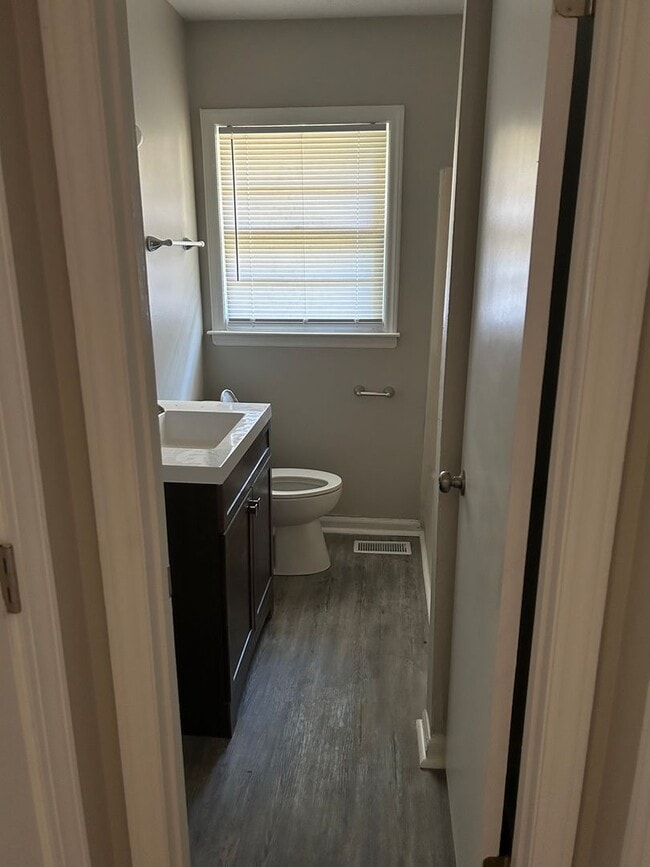 Building Photo - 3 bedroom, one bath house for rent