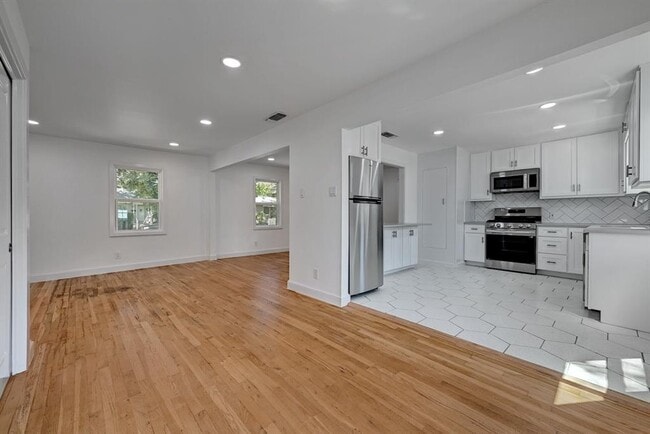 Building Photo - 203 Nelray Blvd