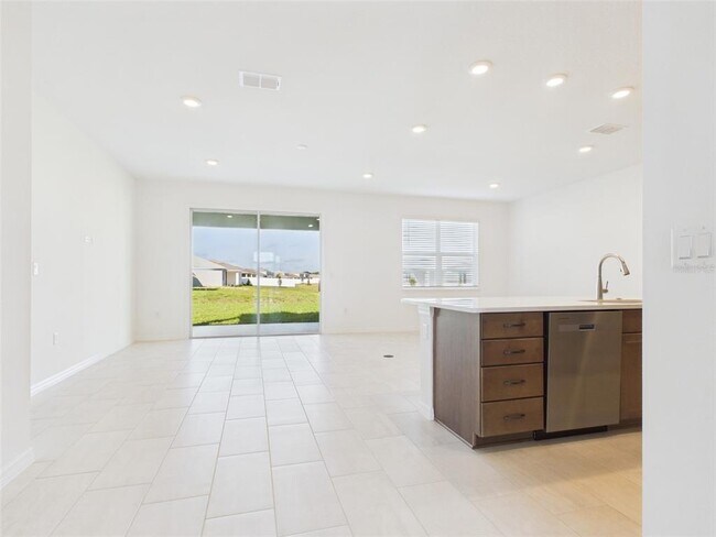 Building Photo - 5824 SW 70th Ave