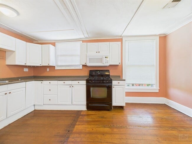 Building Photo - 810 W 32nd St