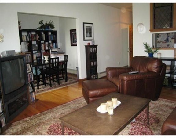 Building Photo - 438 Main St