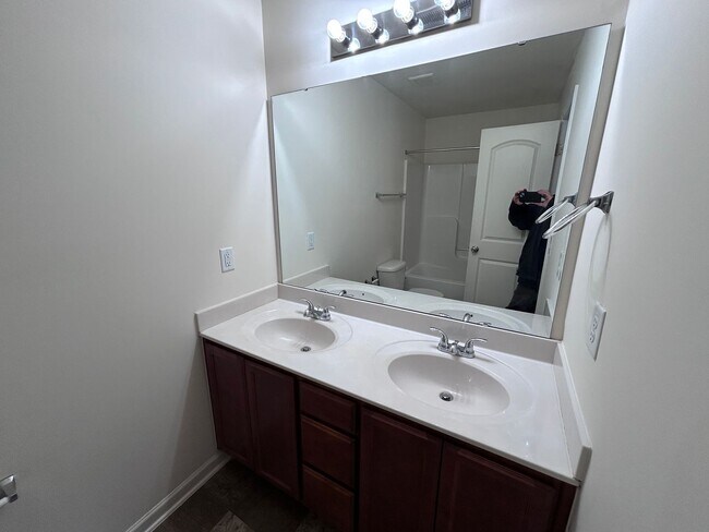 Building Photo - Coming Soon! 3/2.5 High Point Townhome, just north of town near N Main St & I-74