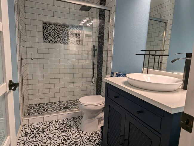 Building Photo - Move in Special:  Sept & Oct only $2,000 /...
