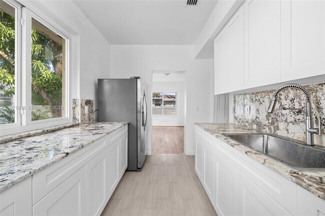 Building Photo - 201 S Biscayne River Dr