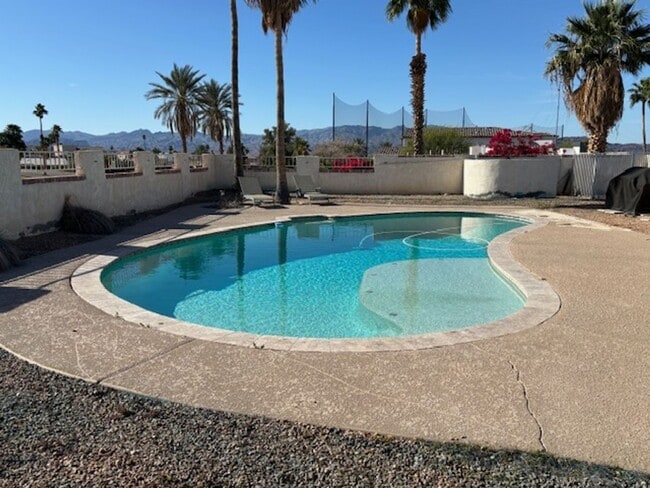 Building Photo - 3 Bedroom - 2 Bath Pool Home on the Golf Course