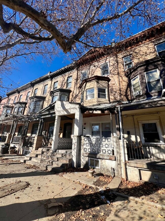 Building Photo - Newly Renovated 2-Bedroom Apartment in East Parkside! Available mid-July!