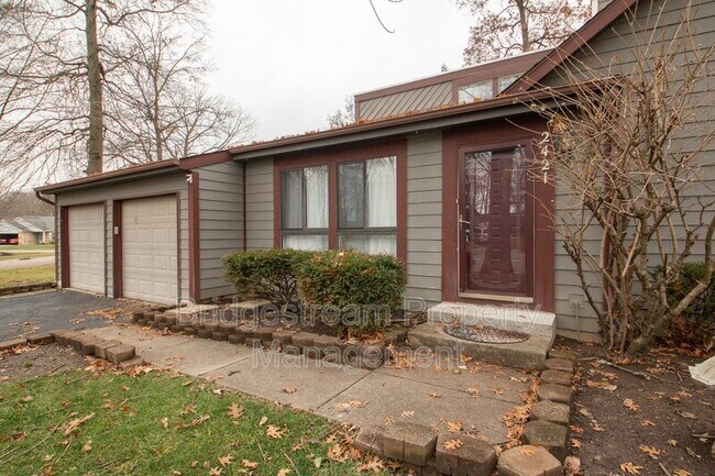 Building Photo - 2421 Bentree Ct