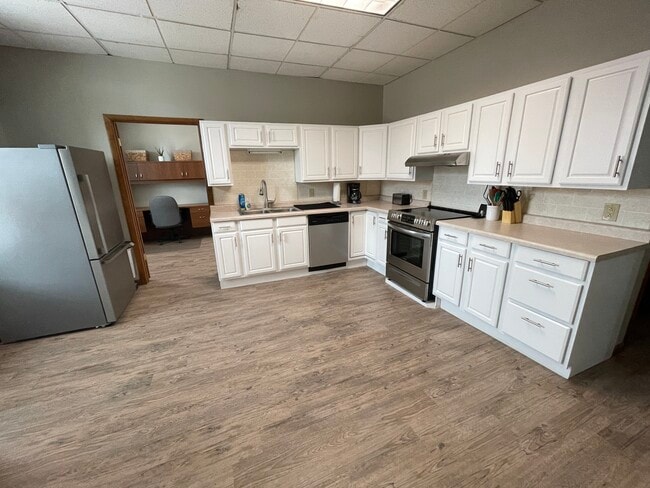 Large kitchen - 259 S Miami St