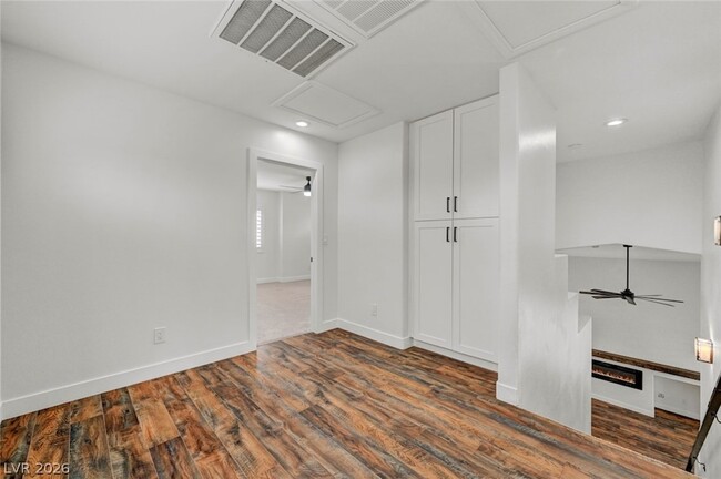 Building Photo - 10544 Allthorn Ave